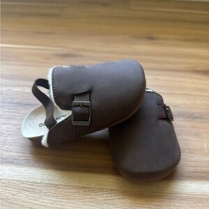 Old Navy baby fur lined clogs 18/24